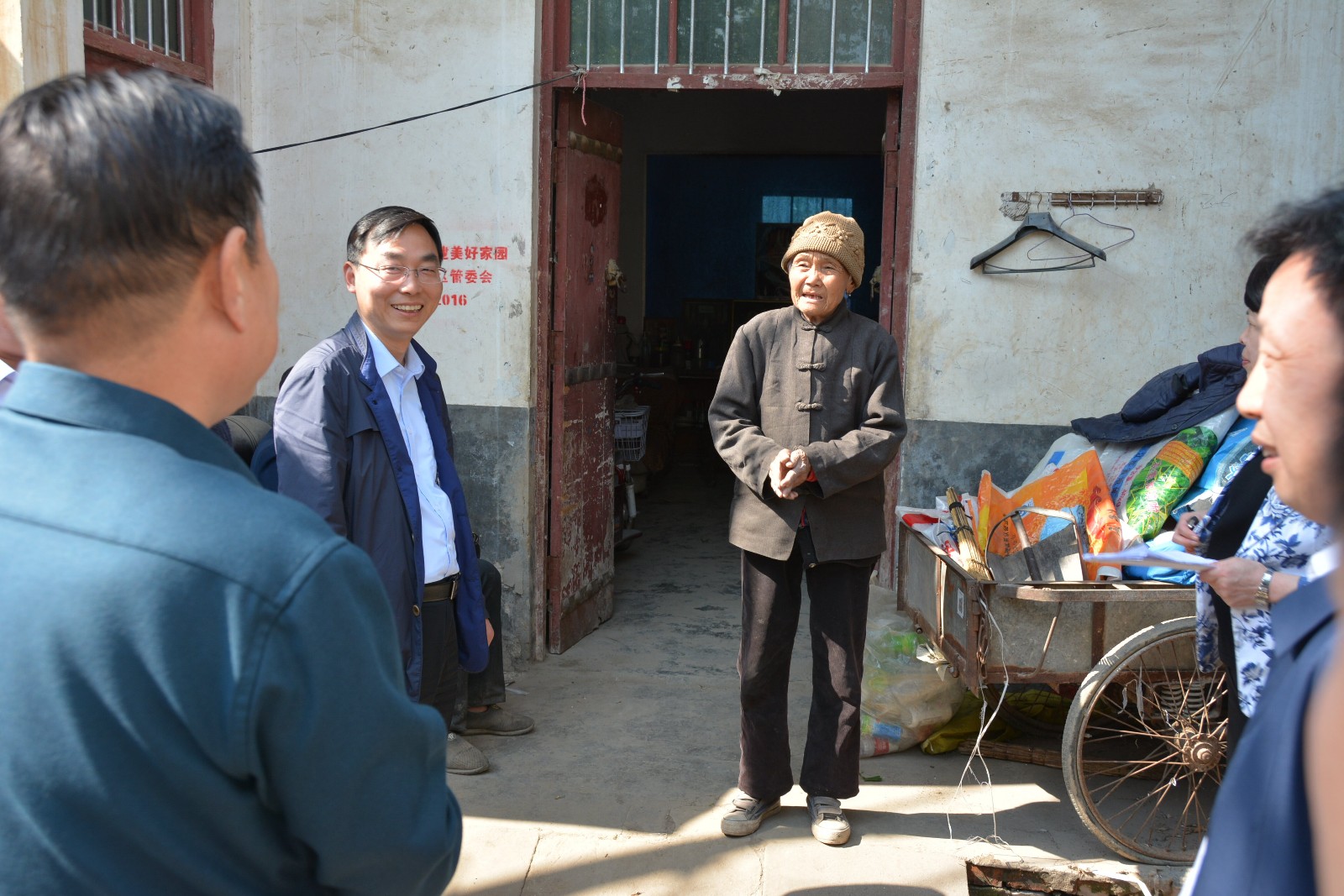 首先,张进宇带队到黑龙潭镇坡杨村现场观摩,查看了坡杨村的扶贫档卡